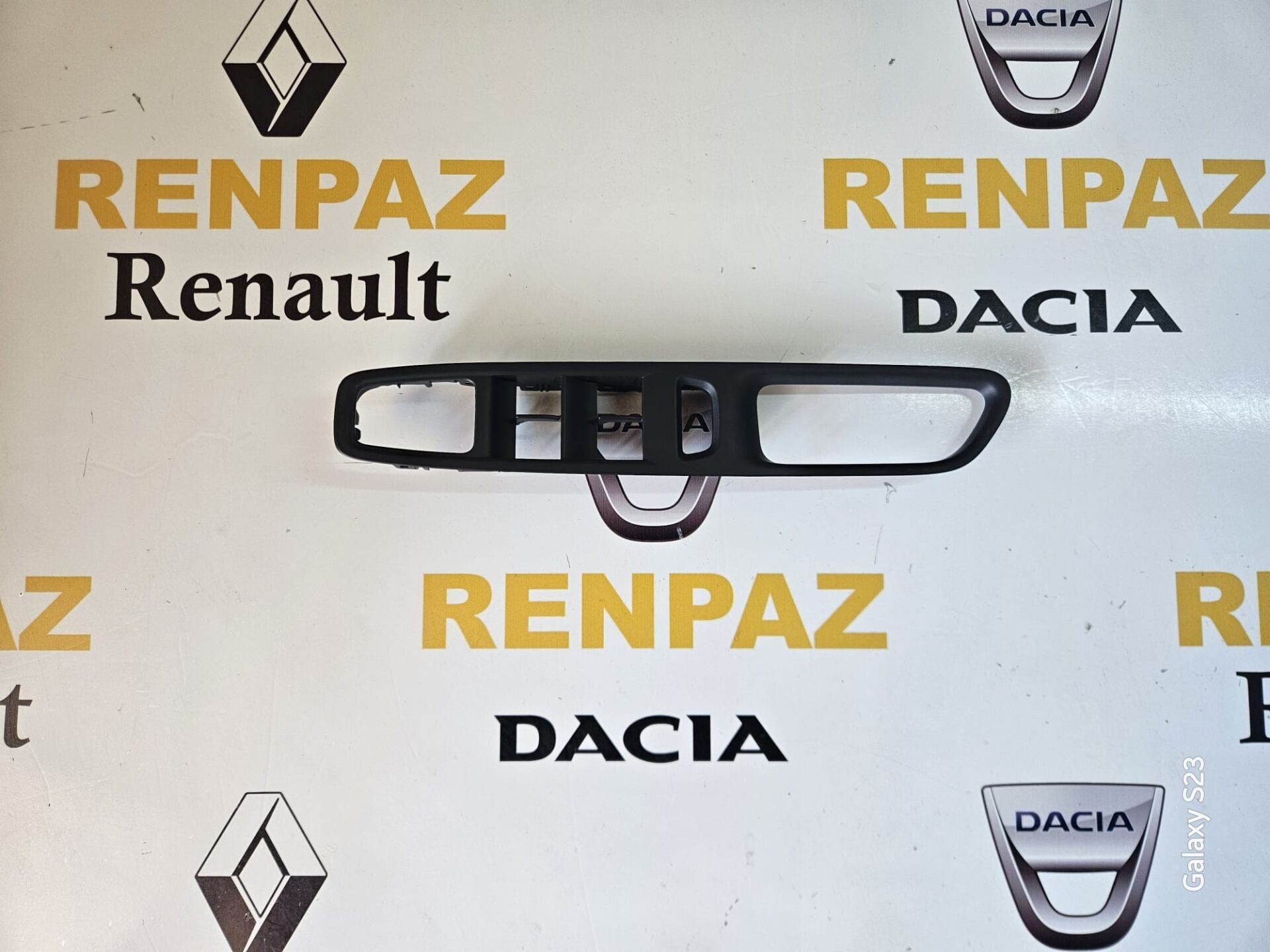CLİO 4/CAPTUR SOL ÖN KUMANDA DÜĞME ÇERÇEVESİ 809610909R