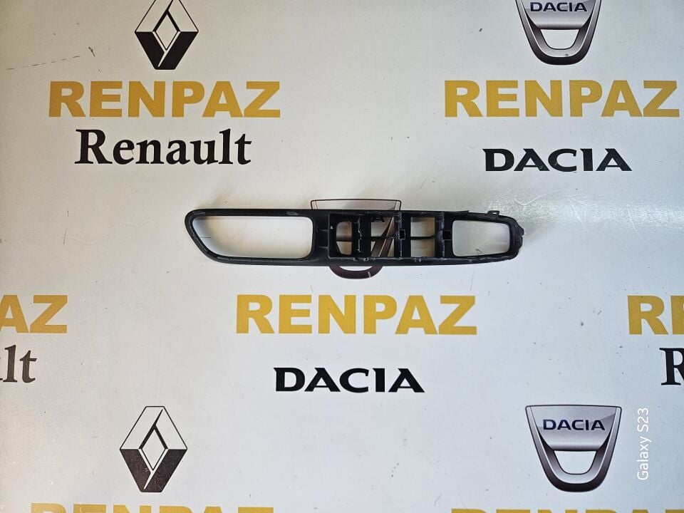 CLİO 4/CAPTUR SOL ÖN KUMANDA DÜĞME ÇERÇEVESİ 809610909R