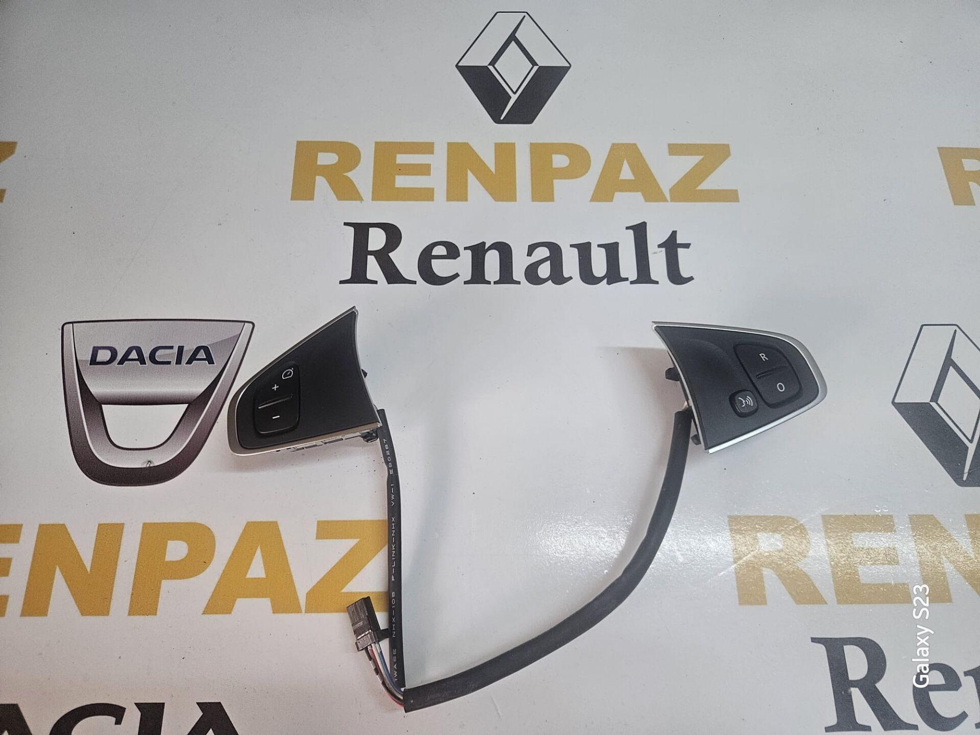 CLİO 4 GT / RS DİREKSİYON HIZ SABİTLEYİCİ DÜĞMESİ 255501542R